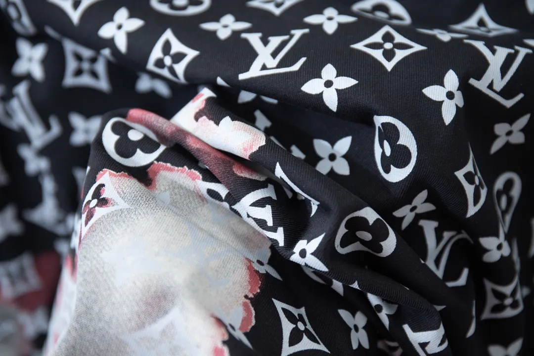 🅿️190 High-quality Lv 2025 early spring new model, MONOGRAM full-width presbyopia printed short-sleeved T-shirt, using digital printing technology to render pixel light and shadow for the Monogram pattern, and its silk-screen texture and knitting effect complement each other. Synchronized with the official website, pure cotton fabrics at the counter! Comfortable against the skin, durable and easy to wear, meticulous original craftsmanship, custom-made 260g vat-dyed fabric, very comfortable to the touch, latest brick cabinet synchronization, OS off-shoulder version, fashionable and individual, super versatile and good-looking, very suitable for both men and women, must-have style, hang tag, collar label, washed wheat, complete with three labels S M L XL